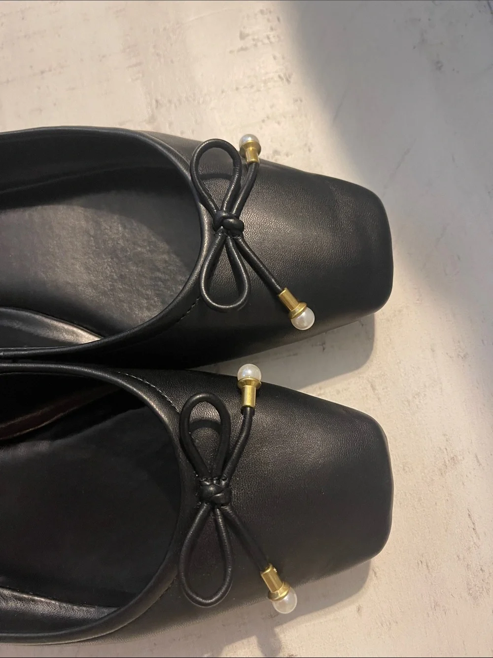 Vince Camuto bow detail